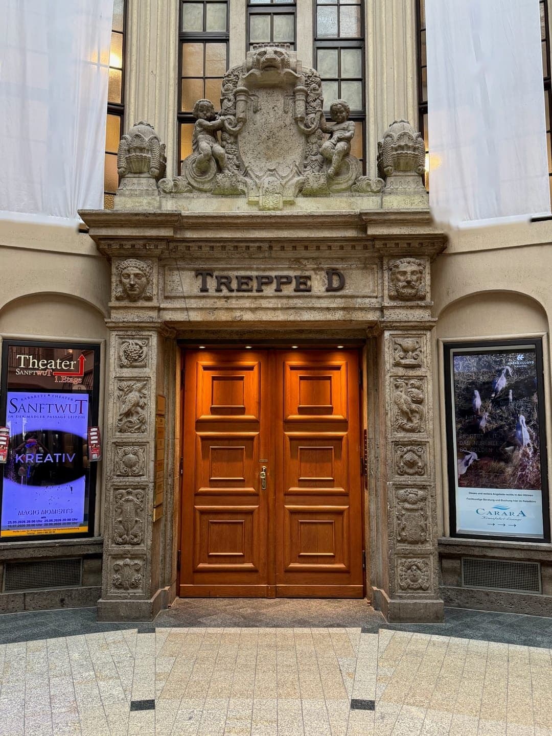 Eingang der CDU-Kreisgeschäftsstelle in der Mädler-Passage – Aufgang „Treppe D“ mit hölzerner Portaltür.