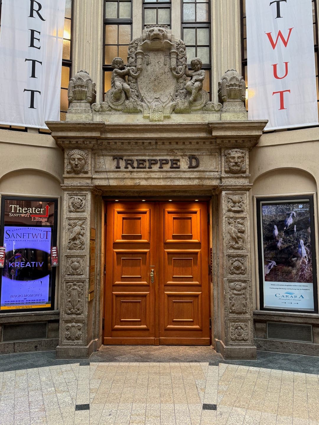 Eingang der CDU-Kreisgeschäftsstelle in der Mädler-Passage – Aufgang „Treppe D“ mit hölzerner Portaltür.